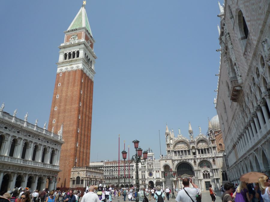 サン・マルコ広場はベネチアの中心的な広場