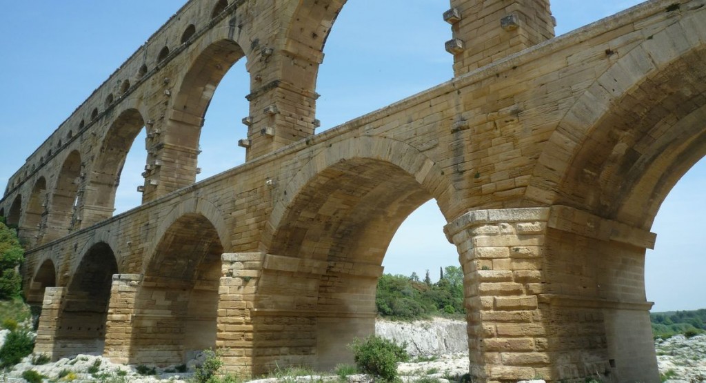 古代ローマ時代に建築された水道橋ポン・デュ・ガール