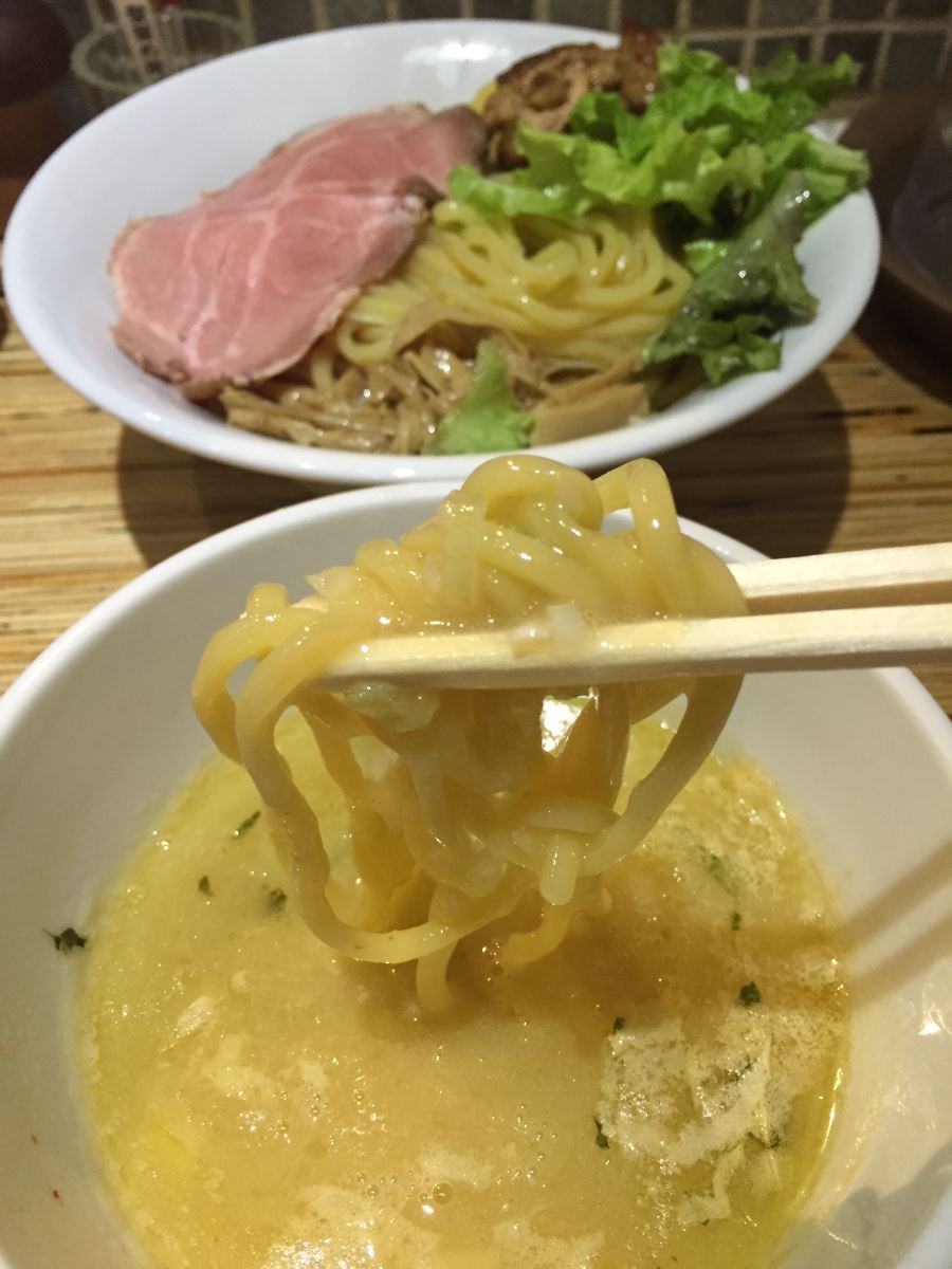 鶴おかのつけ麺は麺に濃厚鶏白湯スープがよく絡み付く