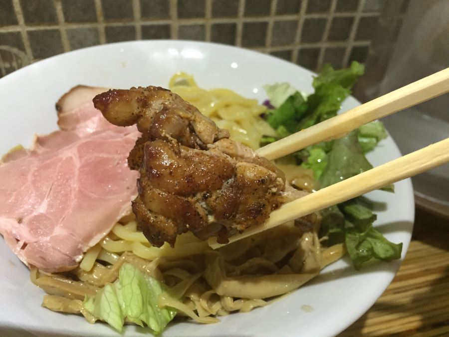 鶴おかのつけ麺のスパイシーなチキン