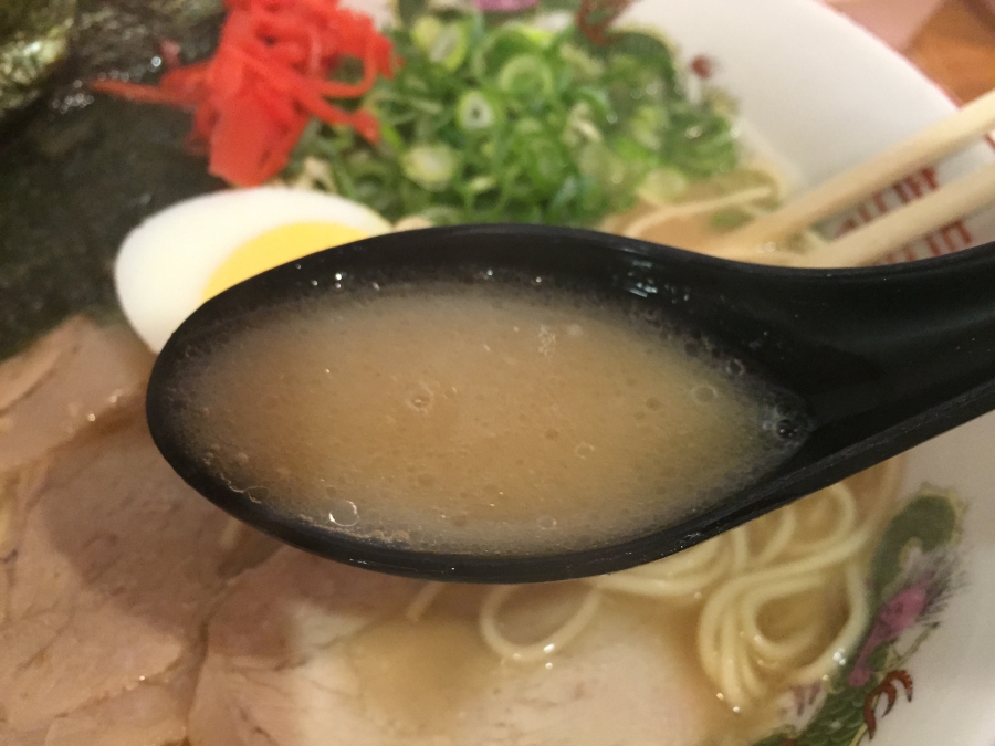 時間をかけて丁寧に作られたこの豚骨スープは逸品