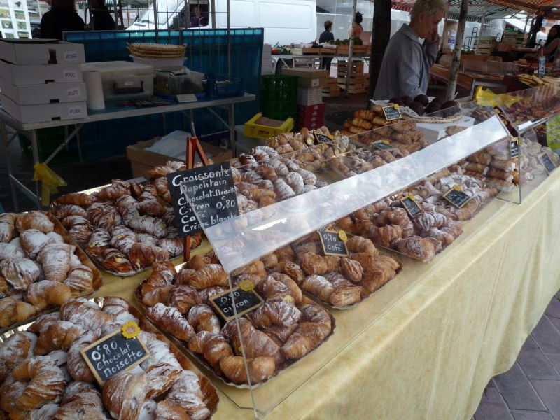 ニース朝市には本場フランスのパンがたくさん