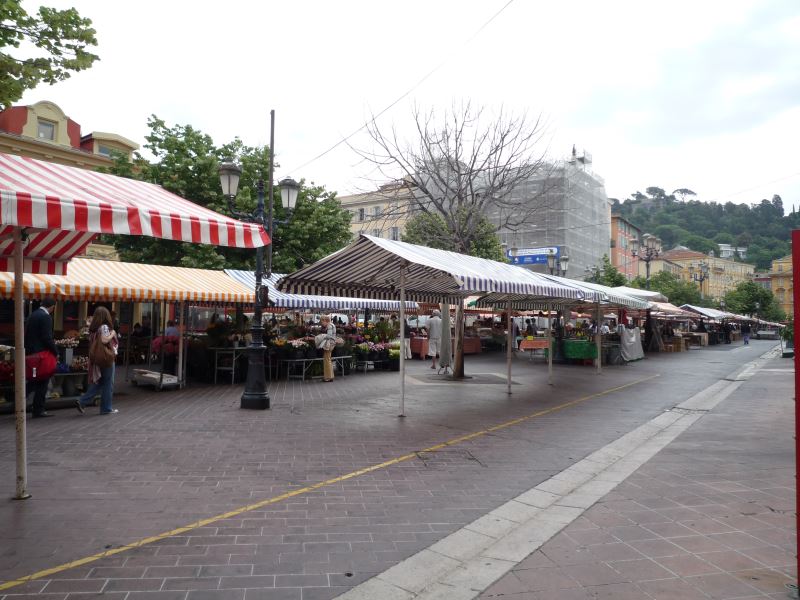 フランス旧市街ニースのサレヤ広場で開催される朝市